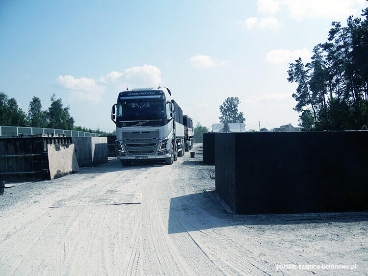 Transport szamb betonowych  w Tarczynie